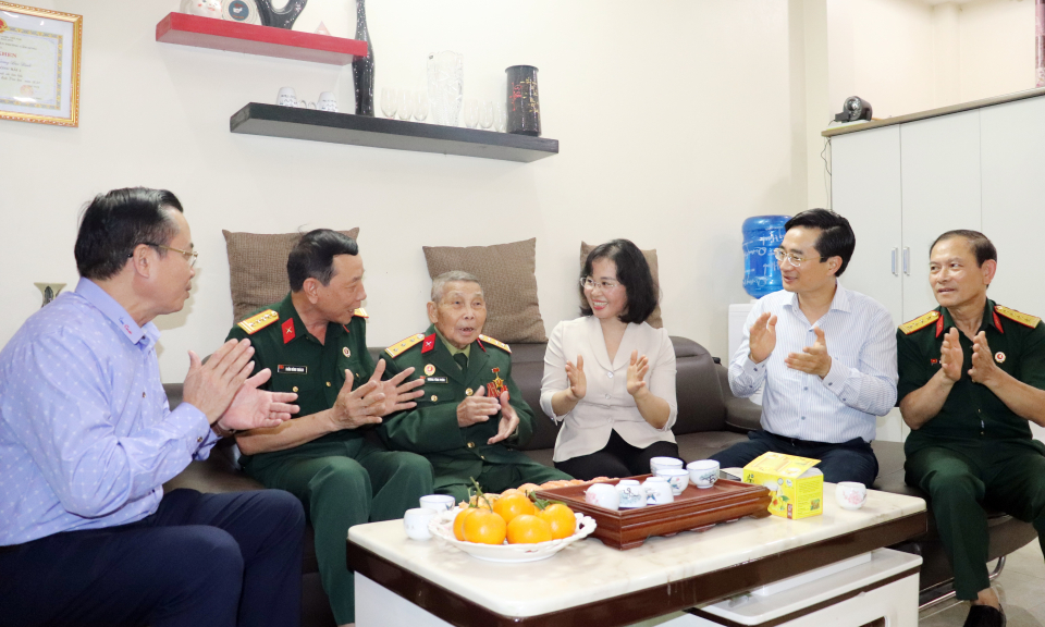 Đồng chí Phó Bí thư Thường trực Tỉnh ủy Trịnh Thị Minh Thanh thăm, tặng quà các chiến sĩ Điện Biên tại TP Cẩm Phả 