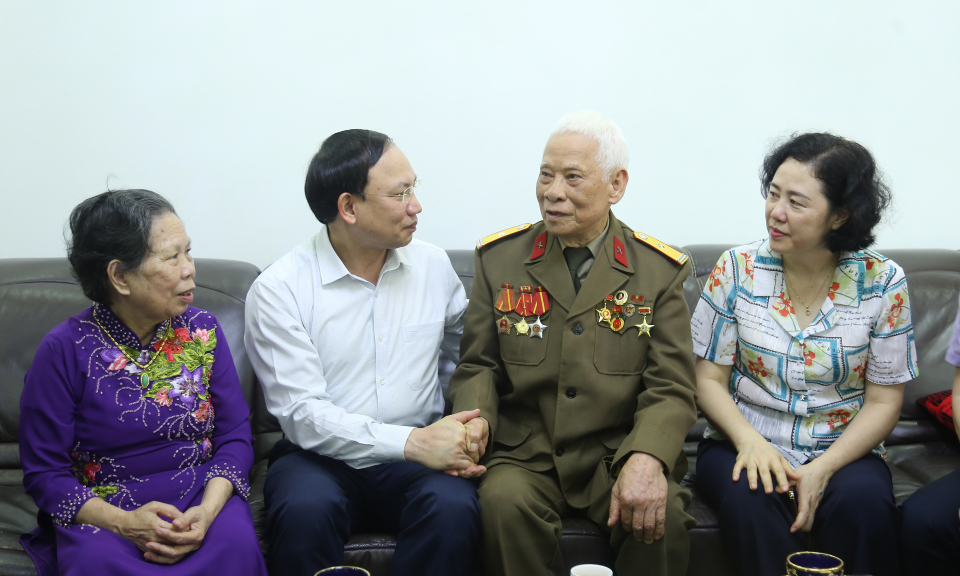 Đồng chí Bí thư Tỉnh ủy thăm, tặng quà tri ân các cựu chiến binh tham gia Chiến dịch Điện Biên Phủ
