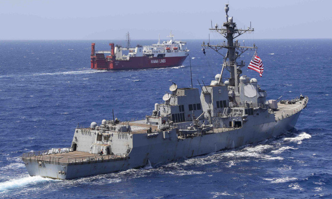 Houthi tập kích chiến hạm, tàu hàng Mỹ