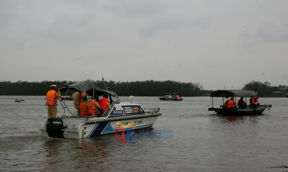 Tiếp tục nỗ lực tìm kiếm người mất tích do lật thuyền trên sông Chanh
