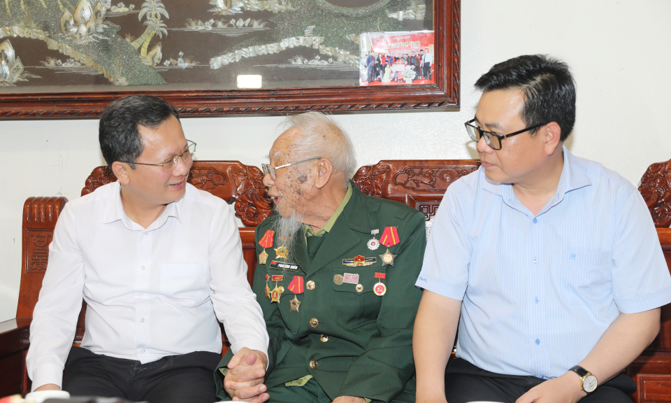 Chủ tịch UBND tỉnh Cao Tường Huy tặng quà chiến sỹ Điện Biên tại TP Móng Cái