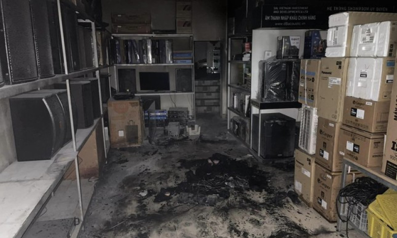 Cảnh sát phá cửa cuốn, cứu người đàn ông bất tỉnh trong đám cháy ở Phú Thọ 