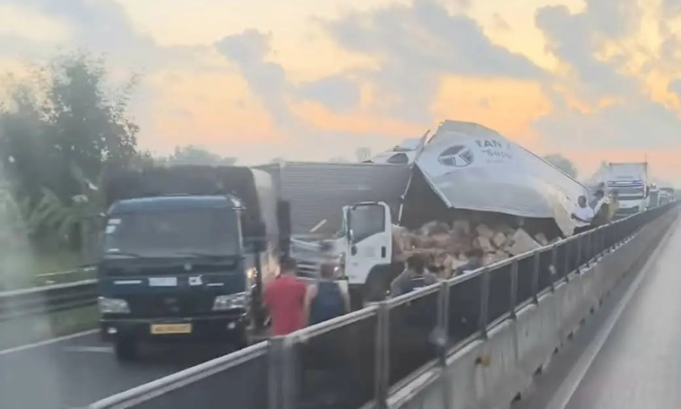 Ba xe tải va chạm liên hoàn trên cao tốc Trung Lương - Mỹ Thuận gây ùn ứ khoảng 10km