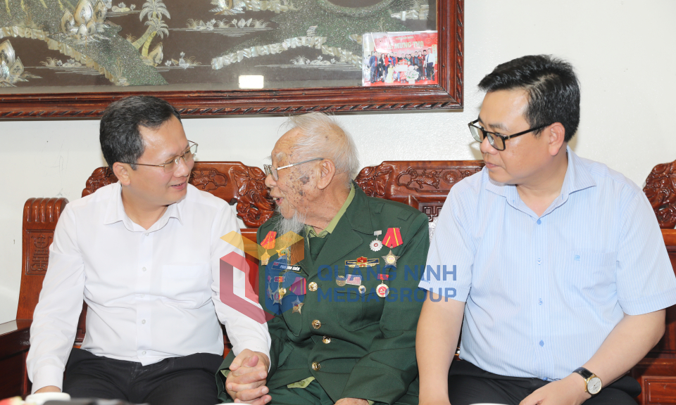 Chủ tịch UBND tỉnh Cao Tường Huy tặng quà chiến sỹ Điện Biên tại TP Móng Cái, tháng 4-2024