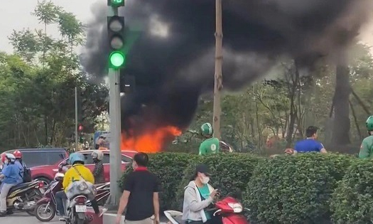 Xe tải bốc cháy dữ dội trên đường Võ Văn Kiệt