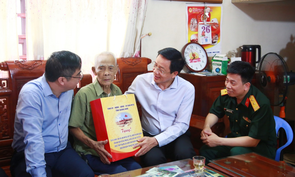 Trưởng Ban Dân vận Tỉnh ủy Nguyễn Văn Hồi thăm, tặng quà Chiến sĩ Điện Biên tại Tiên Yên