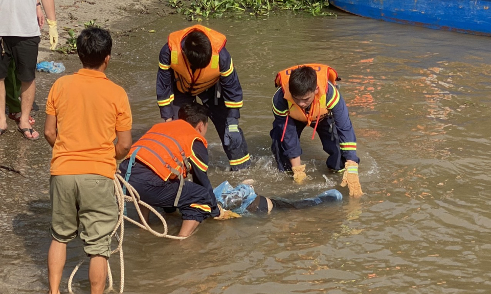 Tìm thấy thi thể nạn nhân thứ 3 trong vụ lật thuyền trên sông Chanh
