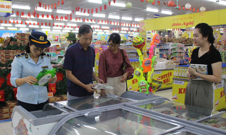 Đoàn liên ngành của tỉnh kiểm tra về an toàn thực phẩm tại huyện Đầm Hà