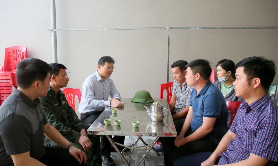 Phó Chủ tịch UBND tỉnh Nghiêm Xuân Cường thăm hỏi, động viên gia đình nạn nhân vụ lật thuyền
