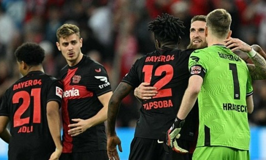 Leverkusen lần thứ hai cứu chuỗi bất bại ở phút bù giờ