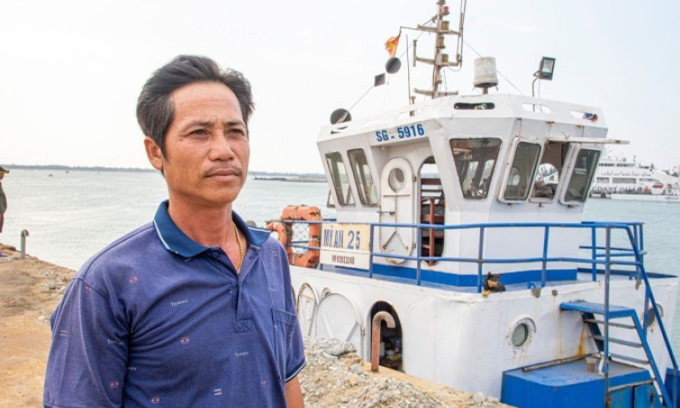 Nhân chứng vụ chìm sà lan ở Quảng Ngãi: "Có 4 người lén lên tàu"