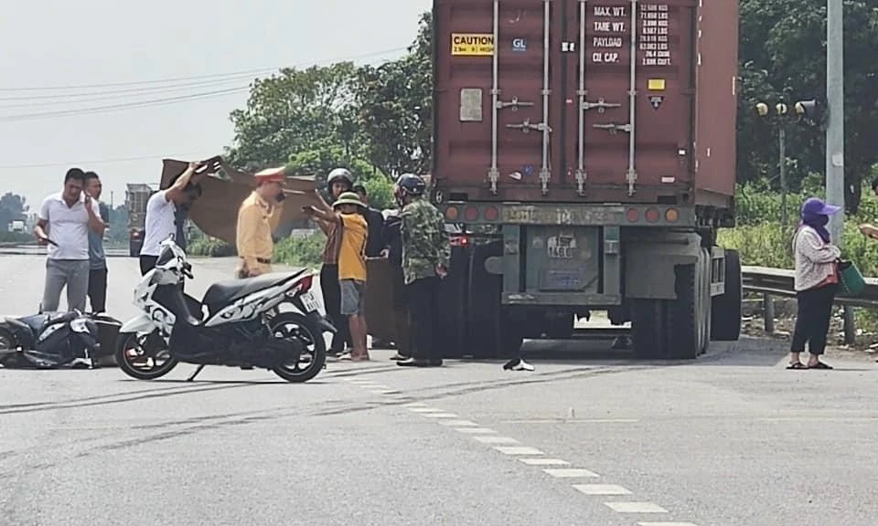 Xe máy đèo 4 va chạm ô tô đầu kéo trên quốc lộ 10 khiến một người tử vong