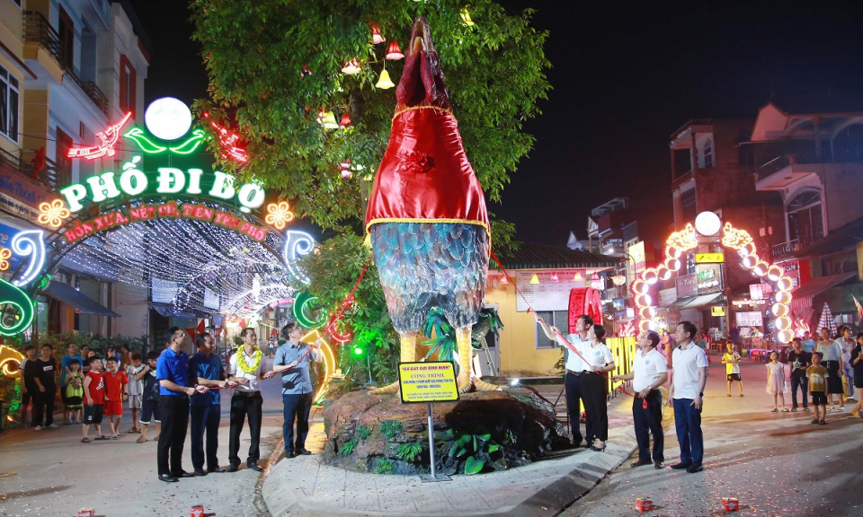 Tiên Yên: Khánh thành công trình “Gà gáy gọi bình minh” nặng 8,8 tấn