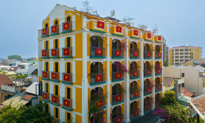 Một khách sạn ở Hội An đỏ rực ấn tượng với 80 lá cờ Tổ quốc