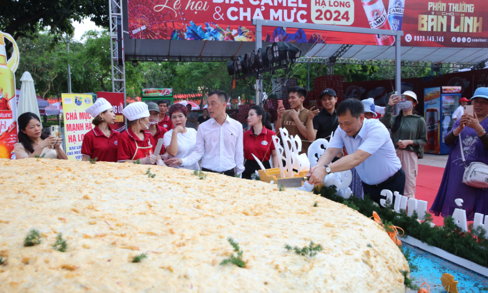 Vietnam's largest round chả mực (squid cake) recorded in Quang Ninh