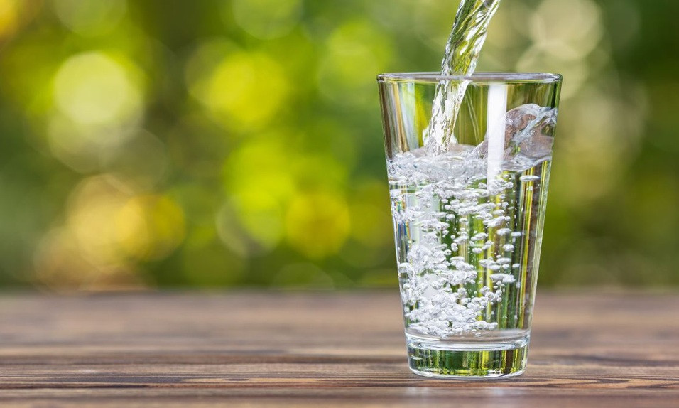Uống nước trước bữa ăn có thực sự giúp bạn giảm cân?
