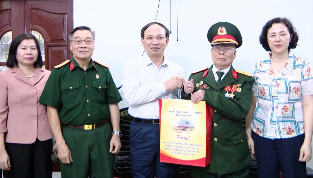 Bí thư Tỉnh ủy, Chủ tịch HĐND tỉnh Nguyễn Xuân Ký cùng lãnh đạo Hội Cựu chiến binh tỉnh và TP Hạ Long hỏi thăm sức khỏe cựu chiến binh Trần Văn Đào, ở khu 1, phường Yết Kiêu (TP Hạ Long).