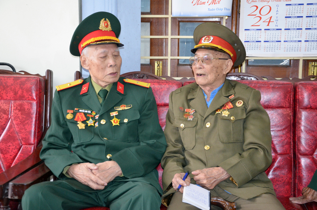 CCB Nguyễn Văn Tỉnh (bên trái) ở khu 2A, phường Cẩm Thành (TP Cẩm Phả) gặp đồng đội cùng tham gia chiến dịch Điện Biên Phủ.