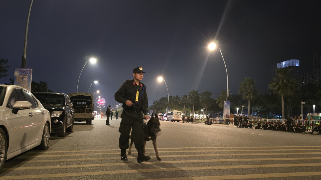 Trung doàn Cảnh sát cơ động dự bị chiến đấu được huy động tham gia bảo đảm ANTT chương trình Carnaval Hạ Long 2024. Ảnh: Quốc Xã.