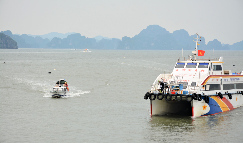 Tổ cảnh sát đường thủy, Đội CSGT-TT, Công an huyện Vân Đồn tăng cường tuần tra hướng dẫn các phương tiện di chuyển qua những luồng cạn do thủy triểu xuống.