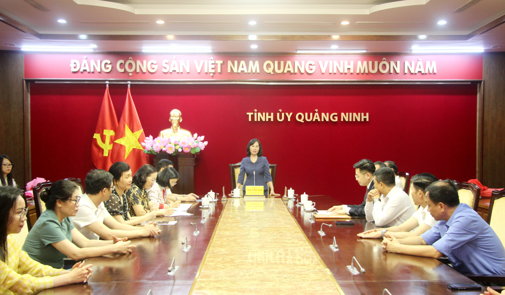 Đồng chí Trịnh Thị Minh Thanh, Phó Bí thư Thường trực Tỉnh ủy, phát biểu giao nhiệm vụ cho đồng chí Bùi Hoàng Giang, Phó Chánh Văn phòng Tỉnh ủy.