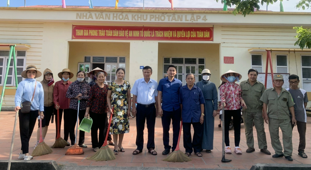 Ông Bùi Thọ Dao (thứ 8 trái sang) Bí thư Chi bộ, Trưởng khu Tân Lập 4, phường Cẩm Thủy cùng chi hội đoàn thể tham gia dọn vệ sinh môi trường tại khu phố.