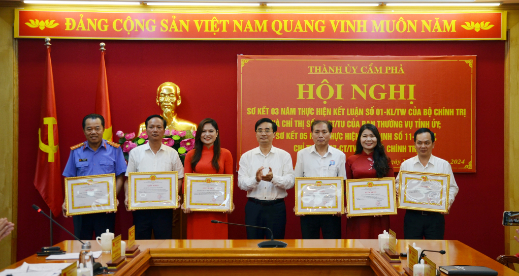 Thành ủy Cẩm Phả trao giấy khen cho 6 tập thể có thành tích xuất sắc trong triển khai thực hiện học tập và làm theo tư tưởng, đạo đức, phong cách Hồ Chí Minh giai đoạn 2021-2023.