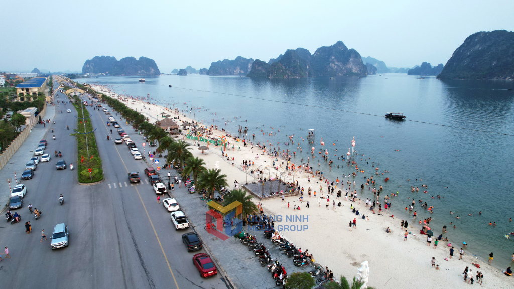 Đông đảo nhân dân và du khách tới bãi tắm thành phố Cẩm Phả vào dịp nghỉ lễ 30/4- 1/5/2024. Ảnh: Thành Công