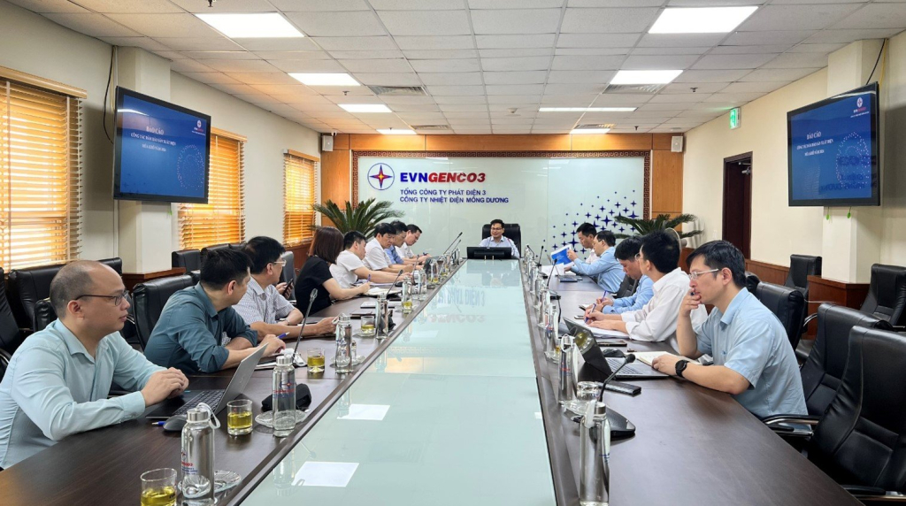 Ông Trần Đình Ân –  Phó Tổng Giám đốc EVNGENCO3 chủ trì buổi làm việc với Ban Chỉ đạo cung ứng điện mùa khô Công ty Nhiệt điện Mông Dương