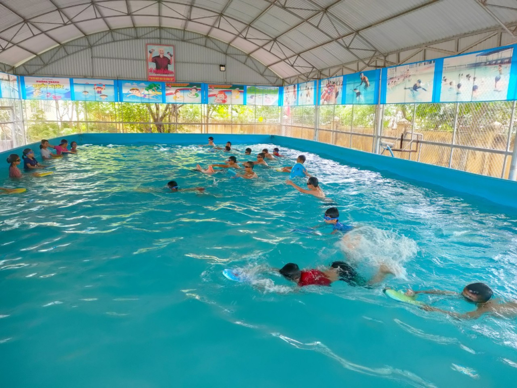 Việc trang bị bể bơi cho các trường học đã tạo điều kiện thuận lợi cho các em học sinh học tập kỹ năng bơi lội tại trường.