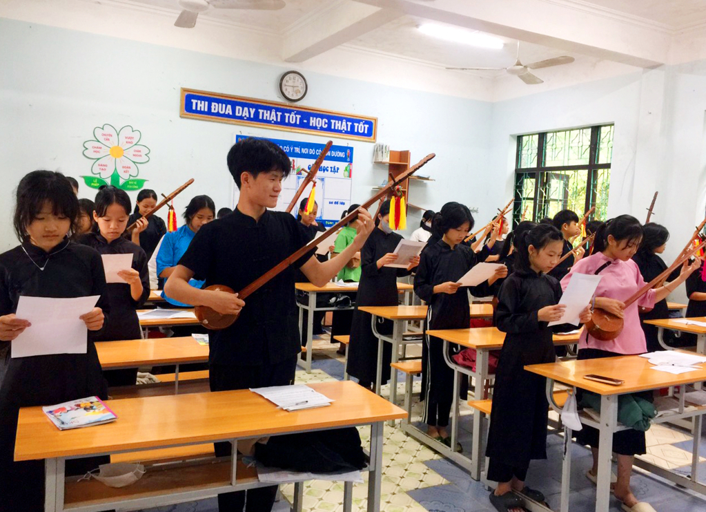 Trường THCS Lục Hồn (xã Lục Hồn, huyện Bình Liêu) thường xuyên tổ chức các lớp học ngoại khóa dạy đàn tính - hát then cho học sinh. Ảnh: Trúc Linh