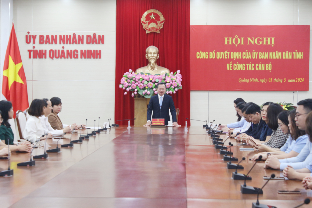 Đồng chí Cao Tường Huy, Phó Bí thư Tỉnh ủy, Chủ tịch UBND tỉnh phát biểu tại Hội nghị. 