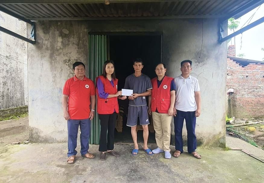 Hội CTĐ huyện Hải Hà trao tiền hỗ trợ cho gia đình anh Loan Thanh Nguyên và chị Trắng Thị Vương trú tại Thôn 7 xã Quảng Phong, huyện Hải Hà.