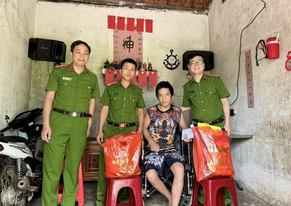 Công an huyện Hải Hà trao tặng số tiền 2 triệu đồng cho gia đình anh Tằng A Tài, bản Cấu Phùng, xã Quảng Sơn, huyện Hải Hà.