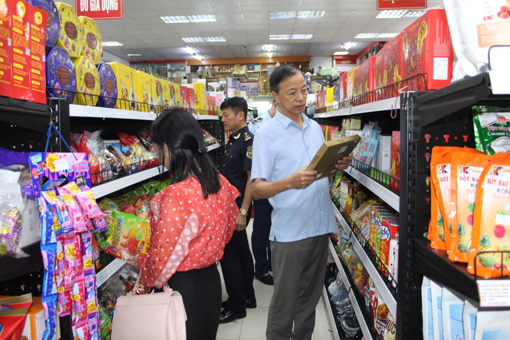 Đoàn kiểm tra công tác đảm bảo ATTP tại siêu thị gia đình trên địa bàn phường Trần Phú (Móng Cái)