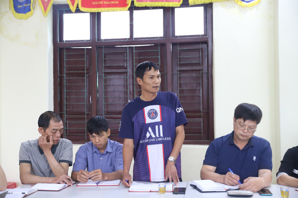 Đảng viên Chi bộ thôn Đồng Thanh, xã Hoành Mô tham gia phát biểu ý kiến tại buổi sinh hoạt Chi bộ.