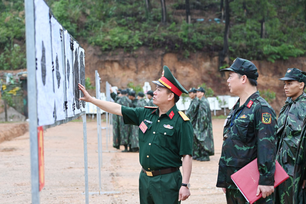 Đại tá khúc Thành Dư, Ủy viên Ban Thường vụ Tỉnh ủy, Chỉ huy trưởng Bộ CHQS tỉnh Quảng Ninh, kiểm tra điểm trạm trên bia của các vận động viên.