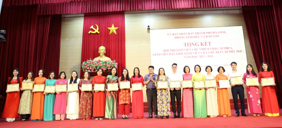 Phòng GD &ĐT TP khen thưởng 20 giáo viên THCS tiêu biểu xuất sắc trong Hội thi GVCN giỏi.