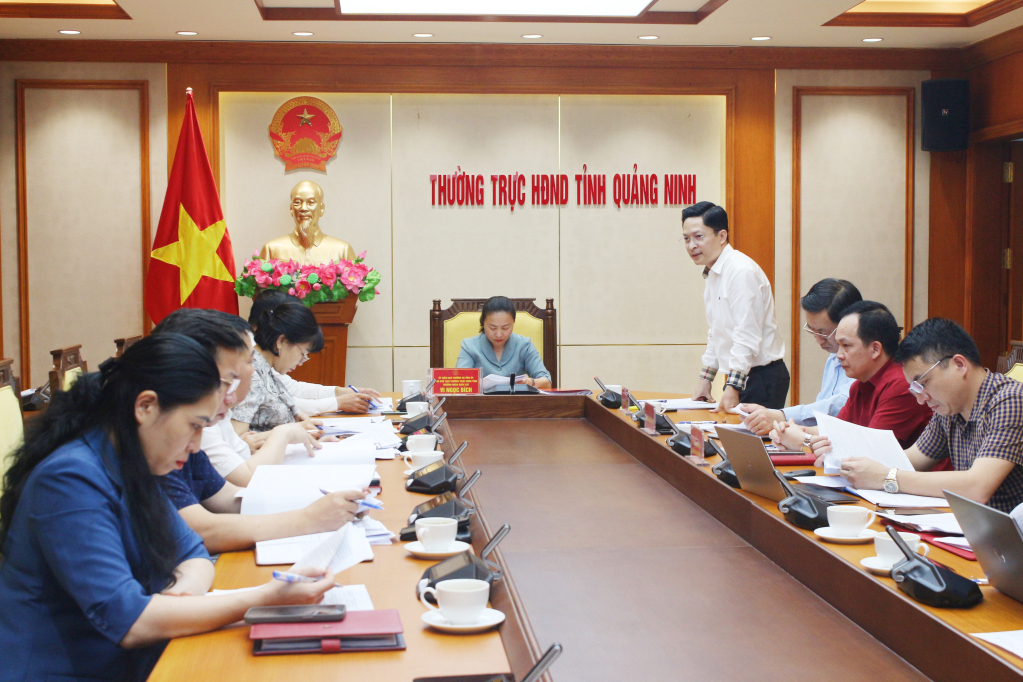 Chủ tịch UBND Thành phố Cẩm Phả báo cáo, làm rõ một số vấn đề mà đoàn Giám sát quan tâm. 
