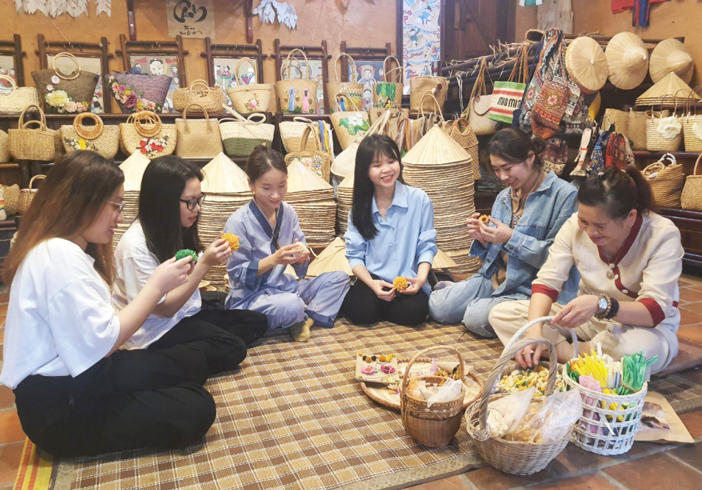 Du khách trải nghiệm hoạt động làng nghề truyền thống dưới chân Yên Tử.