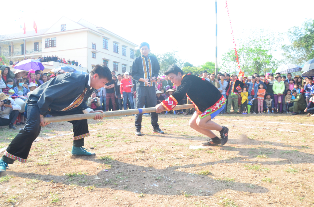 Thi đẩy gậy tại Ngày hội văn hoá dân tộc Dao tổ chức tại xã Hà Lâu huyện Tiên Yên.