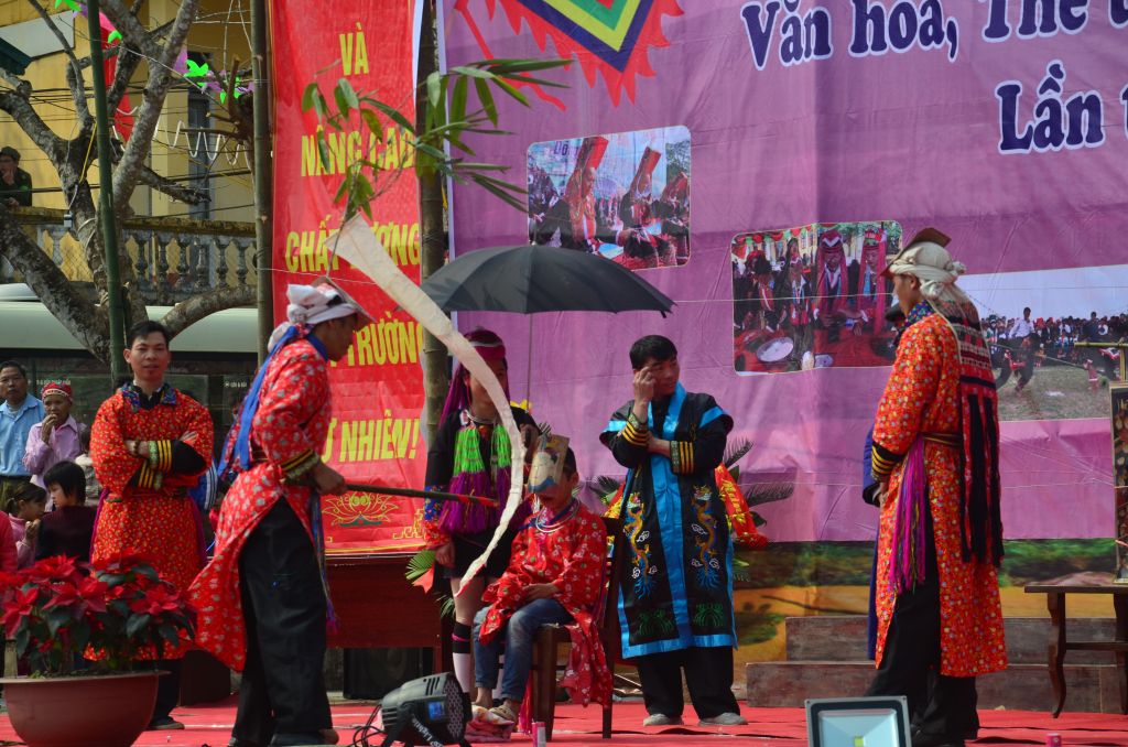 Tái hiện lễ cấp sắc của người Dao Thanh Y huyện Tiên Yên trên sân khấu.