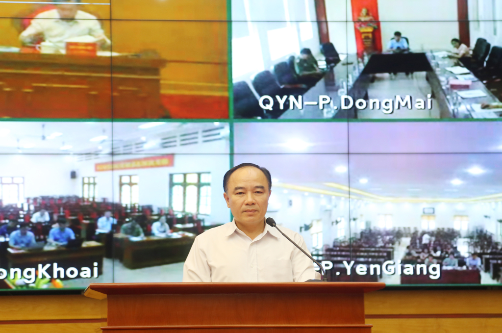 Đồng chí Cao Ngọc Tuấn, Bí thư Thị ủy Quảng Yên, báo cáo tại hội nghị.