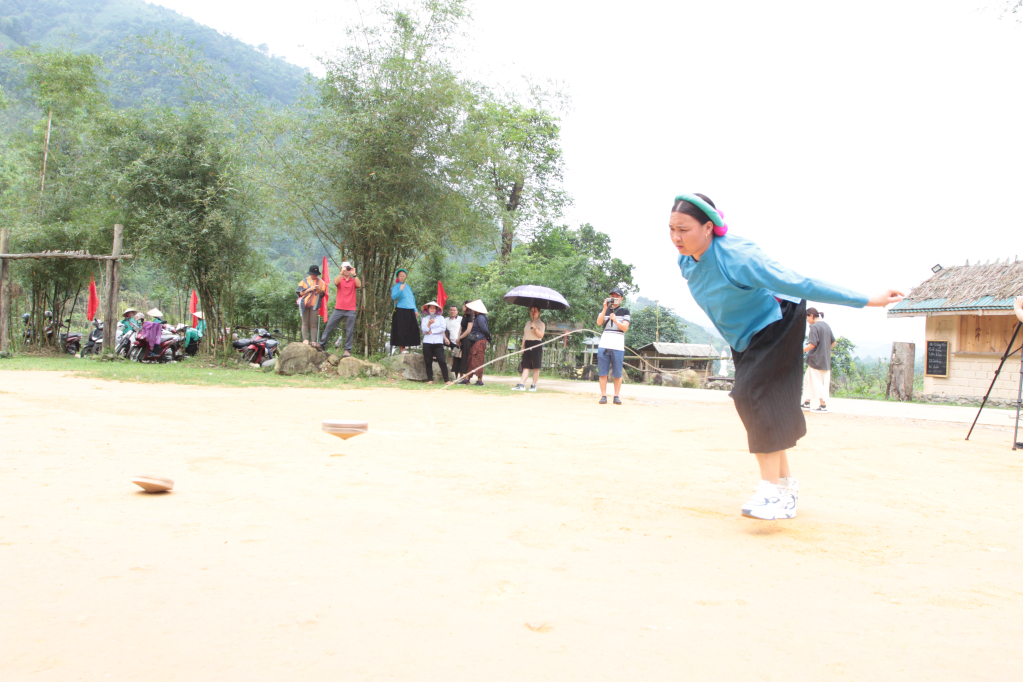 Phụ nữ Sán Chỉ tham gia trò chơi dân gian đánh quay tại Hội Sóong cọ huyện Bình Liêu năm 2024.