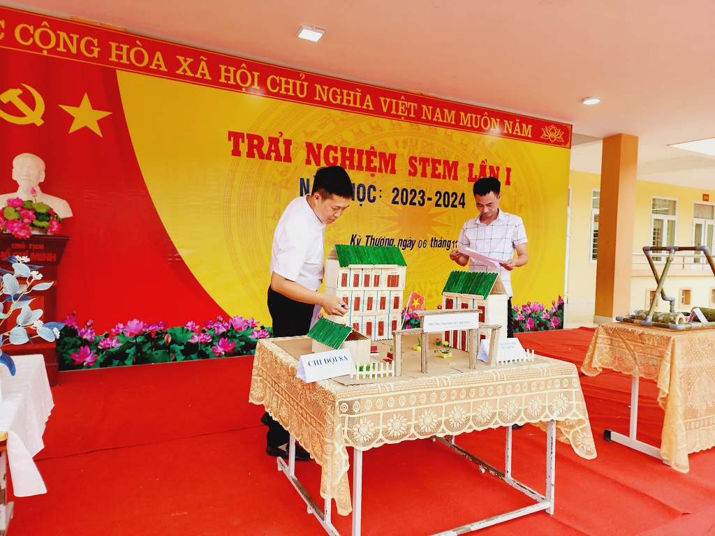 Đồng chí Nguyễn Đức Hùng, Hiệu trưởng Trường Tiểu học và THCS Kỳ Thượng (bên trái)