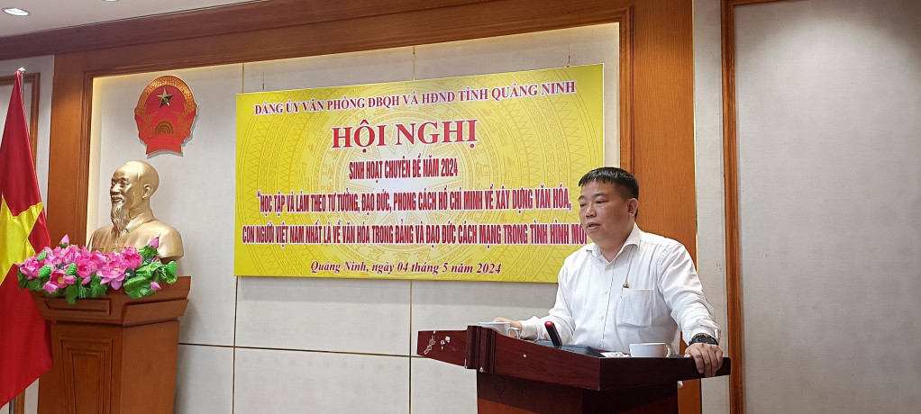 Đồng chí Hoàng Trung Kiên, Chánh Văn phòng Đoàn ĐBQH và HĐND tỉnh, Phó Bí thư Đảng ủy phát biểu tại buổi sinh hoạt chuyên đề.