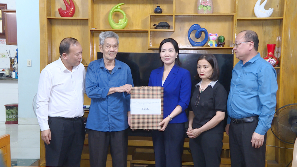 Đồng chí Nguyễn Thị Hạnh, Phó Chủ tịch UBND tỉnh tới thăm, tặng quà, động viên gia đình công nhân có hoàn cảnh khó khăn của Công ty CP Than Đèo Nai