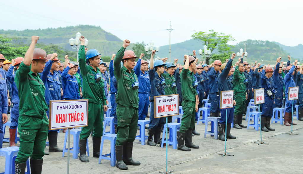 Công nhân Công ty Than Quang Hanh hô khẩu hiệu An toàn tại Lễ phát động diễn ra sáng nay tại Công ty. 