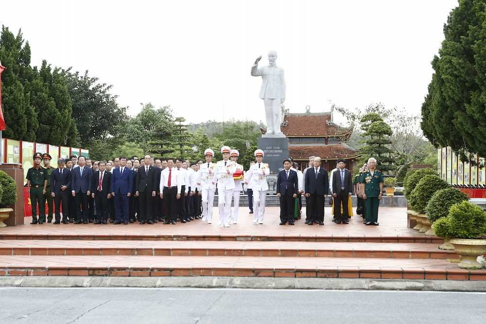 Đoàn công tác của 7 trường đại học khối kỹ thuật dự Lễ Thượng cờ và dâng hương, dâng hoa tưởng niệm Chủ tịch Hồ Chí Minh tại Di tích Quốc gia đặc biệt Khu lưu niệm Chủ tịch Hồ Chí Minh trên đảo Cô Tô.