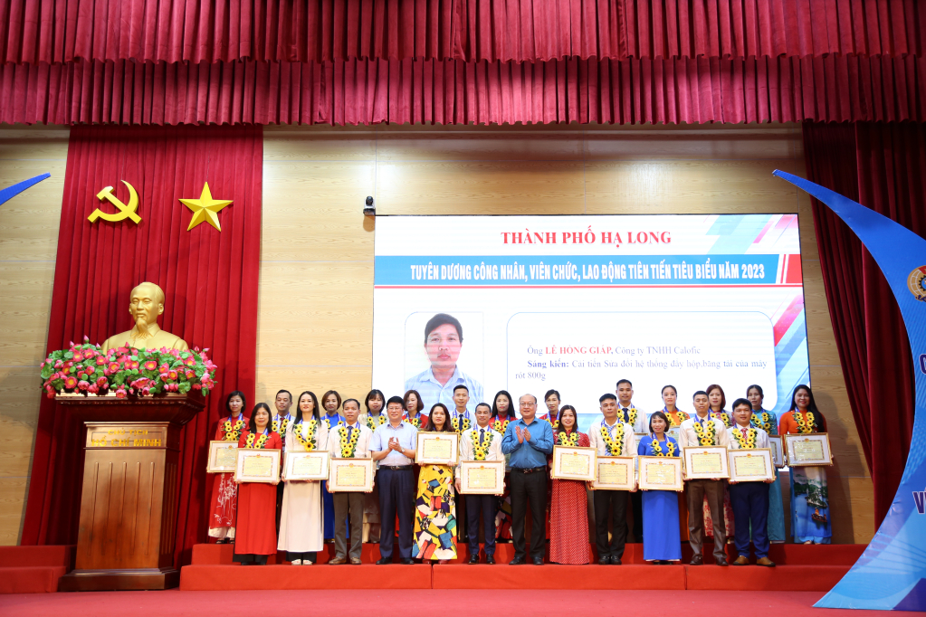 Các đồng chí lãnh đạo LĐLĐ tỉnh, lãnh đạo thành phố tặng giấy khen cho công nhân tiên tiến tiêu biểu.